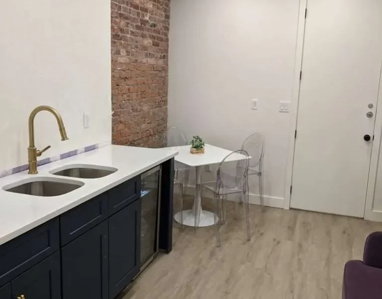 Beautiful 1 or 2 Bdr Apt with porch - Crown Heights.