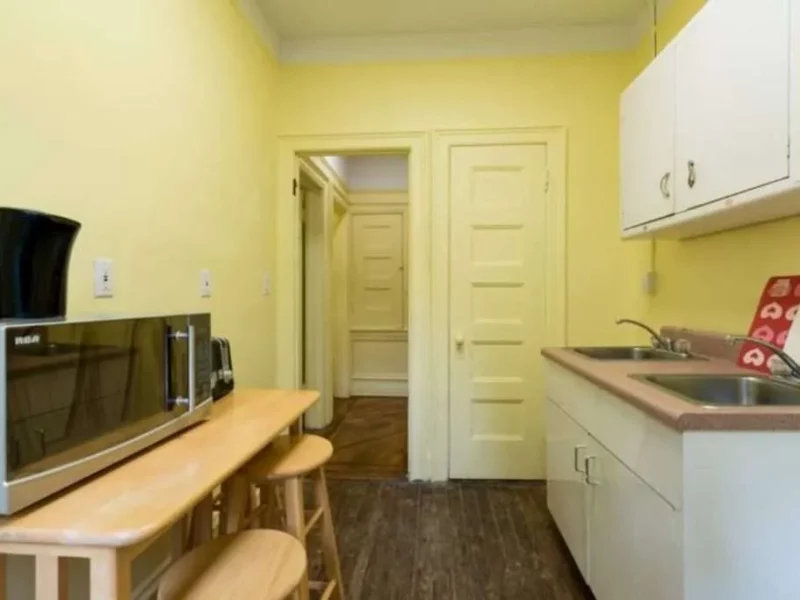 3 Bedroom Apartment in Heart of CH, 2nd floor of House