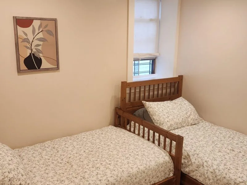 Spacious & Beautiful Walk-in Apartment, Carroll St. - Sleeps 5-6