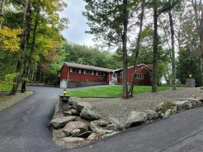 Hemlock Villa, Pool, Indoor Hottub - Catskills. Monticello NY