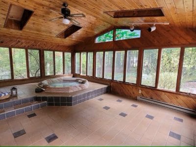Hemlock Villa, Pool, Indoor Hottub - Catskills. Monticello NY
