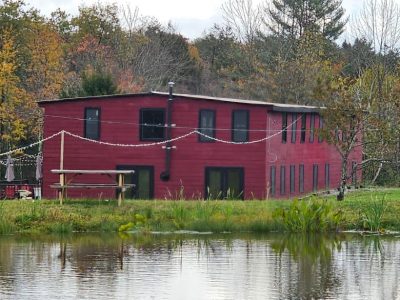 Lakeside Barn Estate- 3 Cozy Homes+Pool+Hot Tub! - Catskills, Liberty - NY