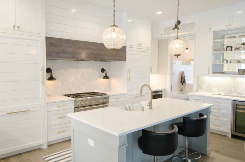 A cozy kosher vacation rental with a well-equipped kitchen