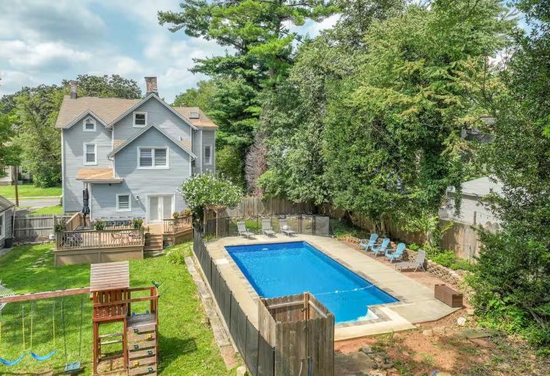 Gathering Grove, Heated Pool, Fire Place, Roselle, NJ